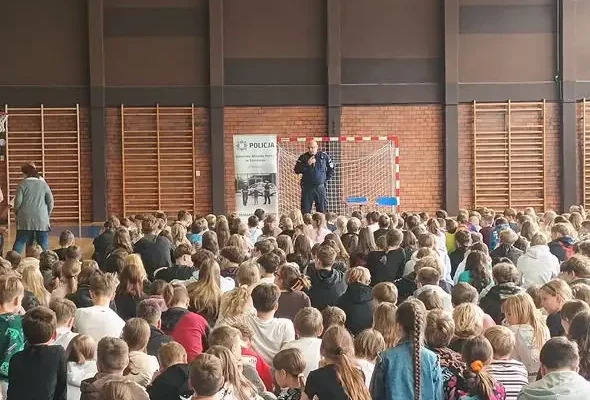 Sosnowieccy dzielnicowi uczyli dzieci bezpieczeństwa w szkole i w sieci